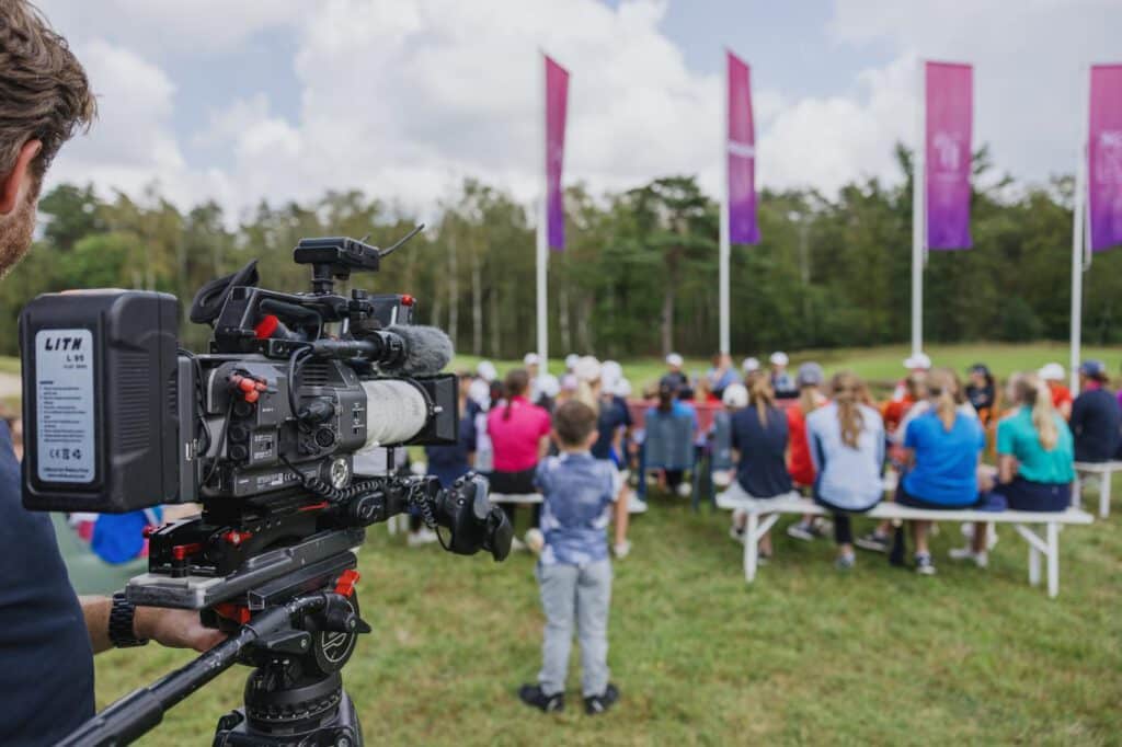 Publiek kijkt naar een Pro-Am golf evenement