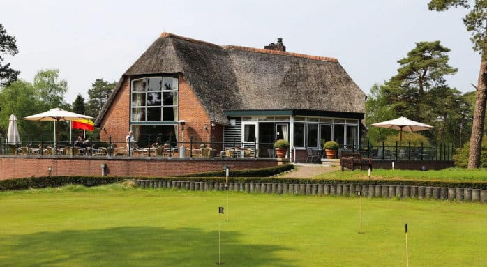 Clubhuis en putting green op Utrechtse Golfclub De Pan