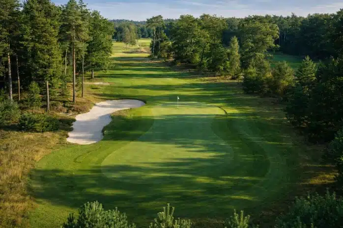 Bovenaanzicht van de green en bunker op De Lochemse Golfclub