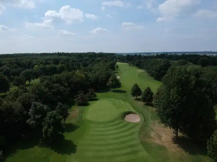 Fairway en green van Golfclub Broekpolder, omringd door bomen en natuur