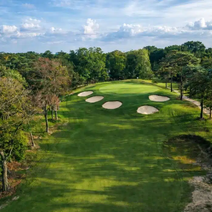 Golfbaan Toxandria met groene fairway en zandbunkers