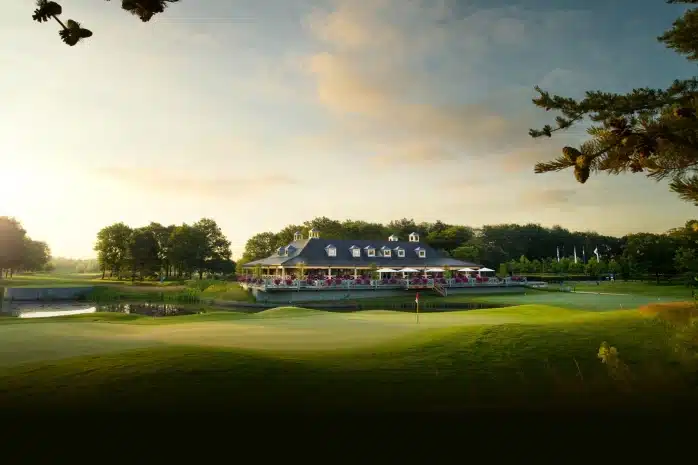 Clubhuis en green van De Goyer Golf & Country Club bij zonsondergang