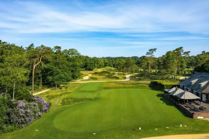 Overzicht van clubhuis en green op de Hilversumsche Golfclub