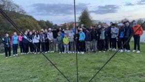 Groepsfoto van jeugdige golfers na toernooi op de green tijdens Dutch Kids Golf Tour.