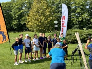 Groepsfoto van jeugdige golfers na toernooi op de green tijdens Dutch Kids Golf Tour.