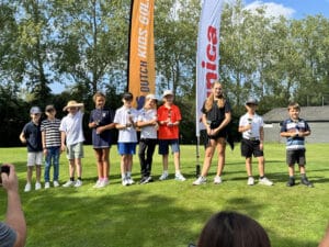 Groepsfoto van jeugdige golfers na toernooi op de green tijdens Dutch Kids Golf Tour.