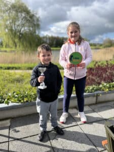 Trofee vastgehouden door een jonge golfer.