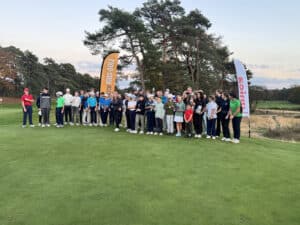 Groepsfoto van jeugdige golfers na toernooi op de green tijdens Dutch Kids Golf Tour.