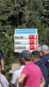 Scorebord van een HotelPlanner Tour evenement met Nolan op min vier.