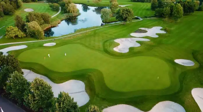 Green met waterpartij en bunkers op Golfpark Princenbosch