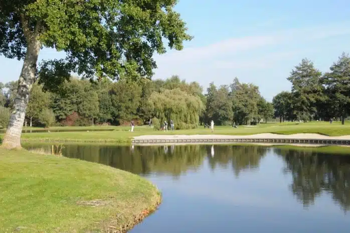 Natuurlijke golfbaan met waterpartij in Wassenaar