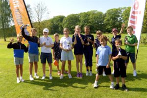 Groepsfoto van jeugdige golfers na toernooi op de green tijdens Dutch Kids Golf Tour.