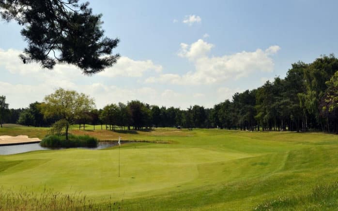 Bosrijke fairway en green bij Wouwse Plantage